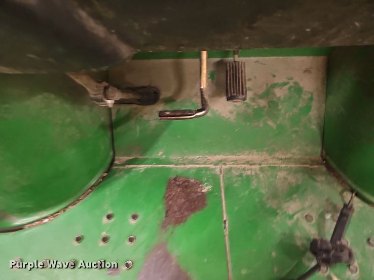 image for item NT9755 2001 John Deere Gator 4x2  utility vehicle