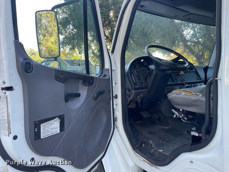 image for item NX9921 2004 Freightliner Business Class M2  box truck