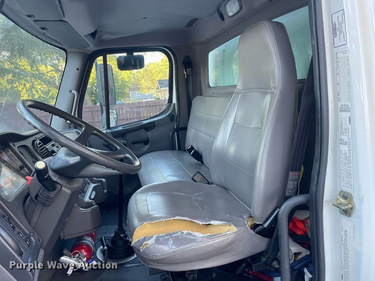 image for item NX9921 2004 Freightliner Business Class M2  box truck