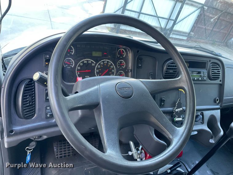 image for item NX9921 2004 Freightliner Business Class M2  box truck