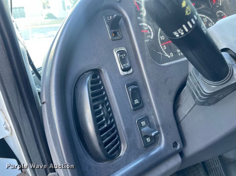 image for item NX9921 2004 Freightliner Business Class M2  box truck