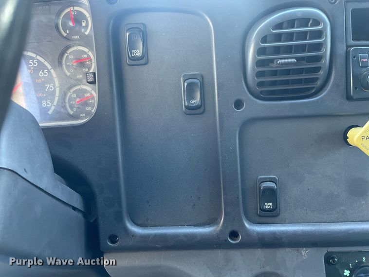 image for item NX9921 2004 Freightliner Business Class M2  box truck