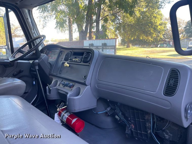 image for item NX9921 2004 Freightliner Business Class M2  box truck