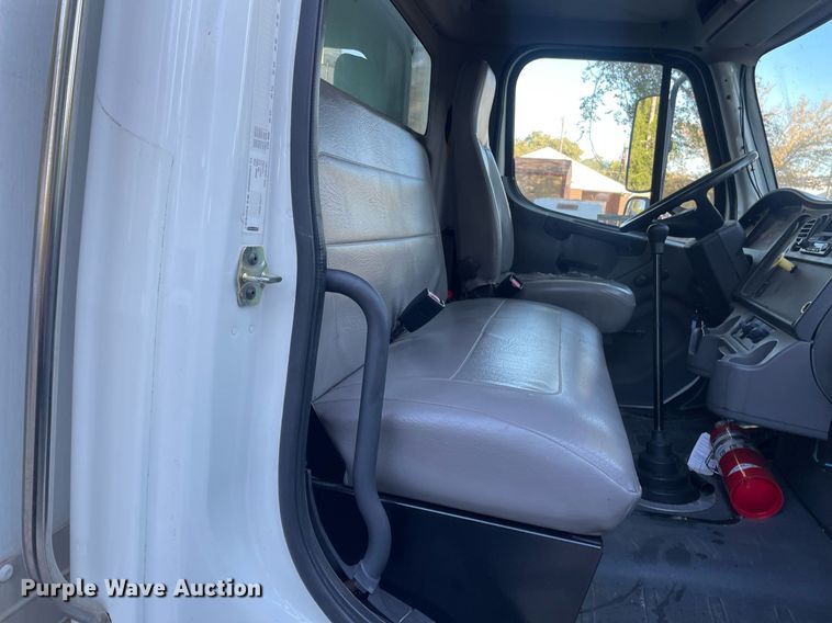 image for item NX9921 2004 Freightliner Business Class M2  box truck