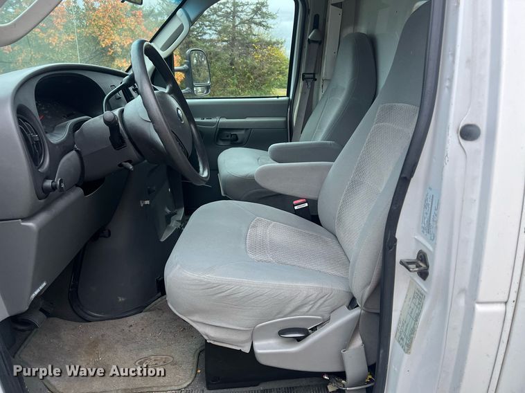 image for item OA9053 2006 Ford E450 Super Duty  utility van