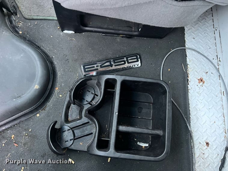 image for item OA9053 2006 Ford E450 Super Duty  utility van