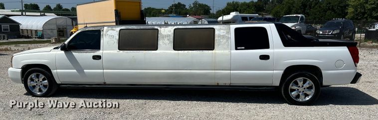 image for item OK9771 2003 Chevrolet Avalanche  limousine