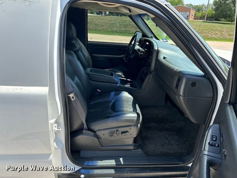 image for item OK9771 2003 Chevrolet Avalanche  limousine