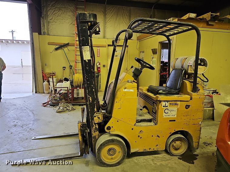 image for item OL9288 Caterpillar TC30  forklift