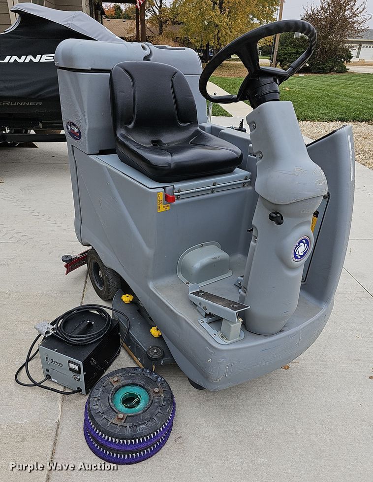 image for item OL9344 Advance Advenger 2810D  floor scrubber