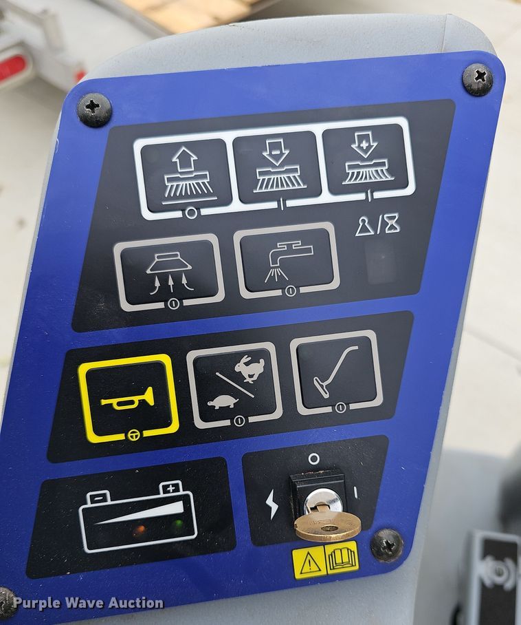 image for item OL9344 Advance Advenger 2810D  floor scrubber