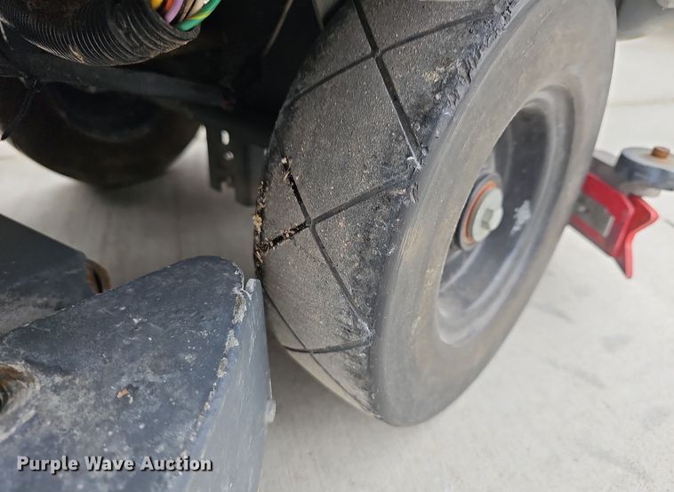 image for item OL9344 Advance Advenger 2810D  floor scrubber