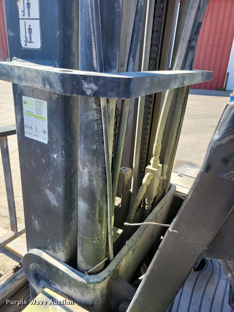image for item DA7217 Clark CGP40  forklift