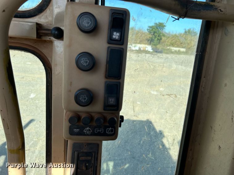 image for item DJ6374 2000 Caterpillar 160H  motor grader