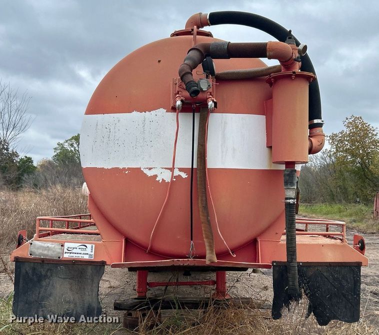 image for item DJ6388 1981 Railmaster Tanks, Inc.  vacuum trailer