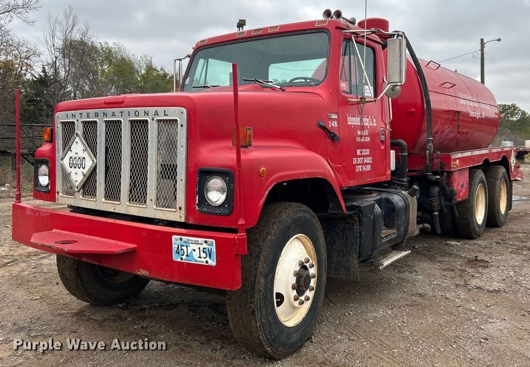 image for item DJ6389 1979 International F-2574  vacuum truck