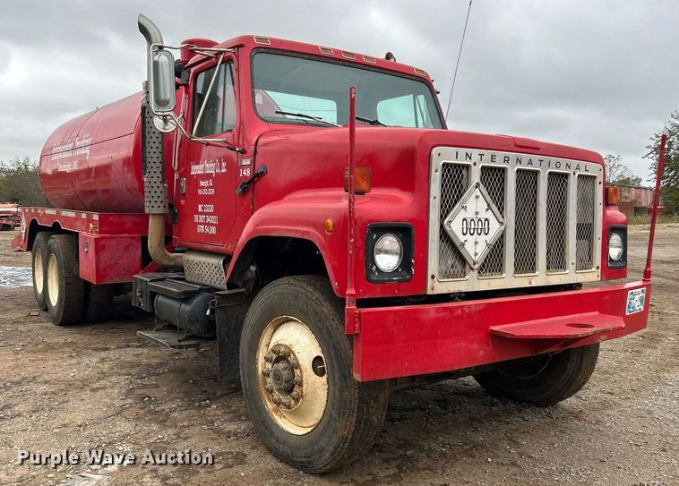 image for item DJ6389 1979 International F-2574  vacuum truck