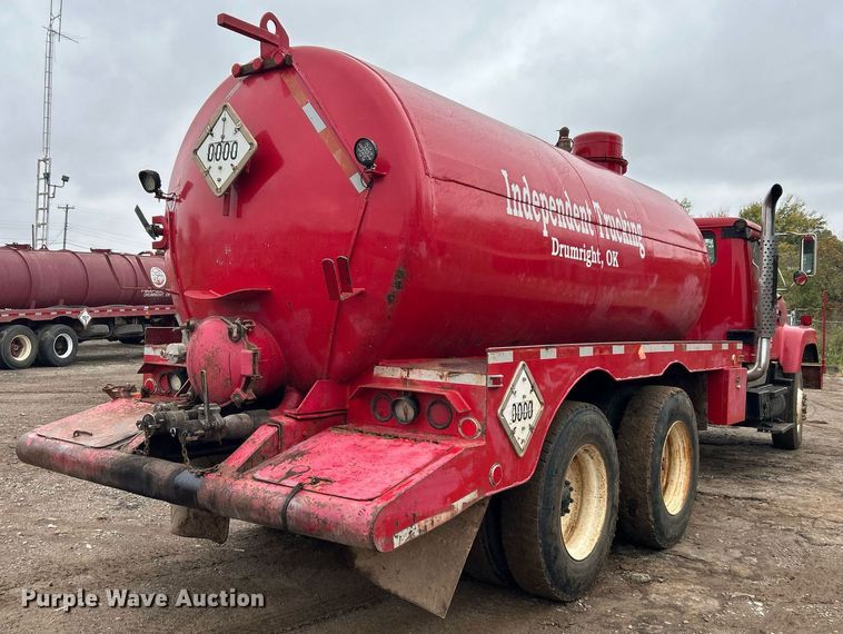 image for item DJ6389 1979 International F-2574  vacuum truck