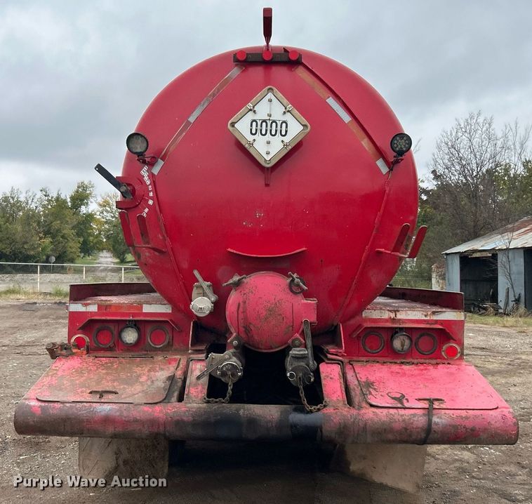 image for item DJ6389 1979 International F-2574  vacuum truck