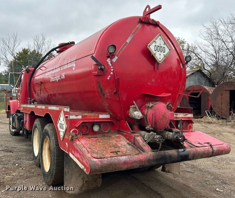 image for item DJ6389 1979 International F-2574  vacuum truck