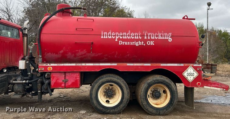 image for item DJ6389 1979 International F-2574  vacuum truck