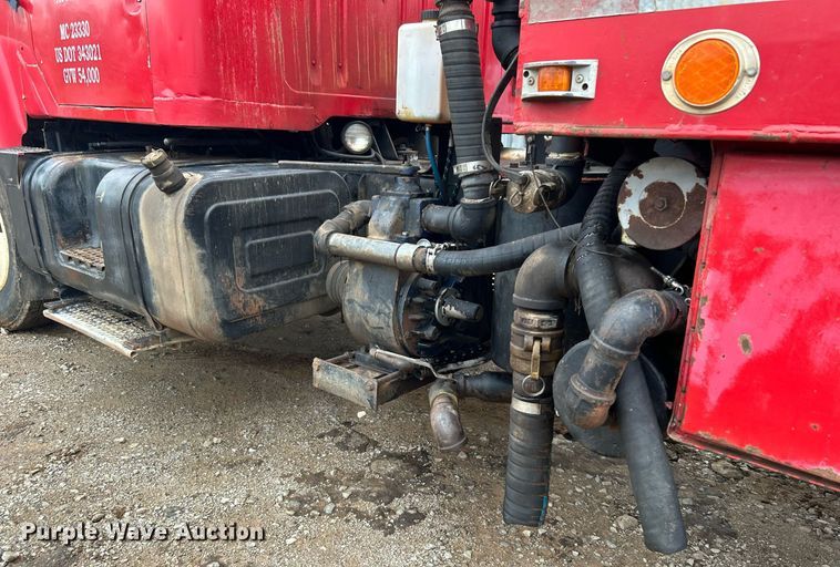 image for item DJ6389 1979 International F-2574  vacuum truck