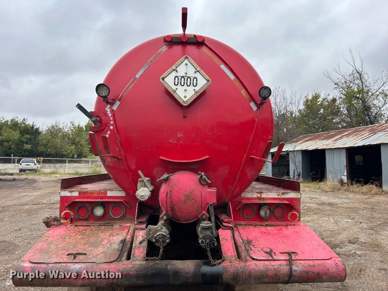 image for item DJ6389 1979 International F-2574  vacuum truck