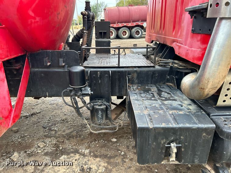 image for item DJ6389 1979 International F-2574  vacuum truck