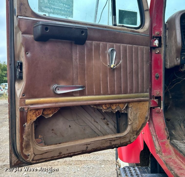 image for item DJ6389 1979 International F-2574  vacuum truck