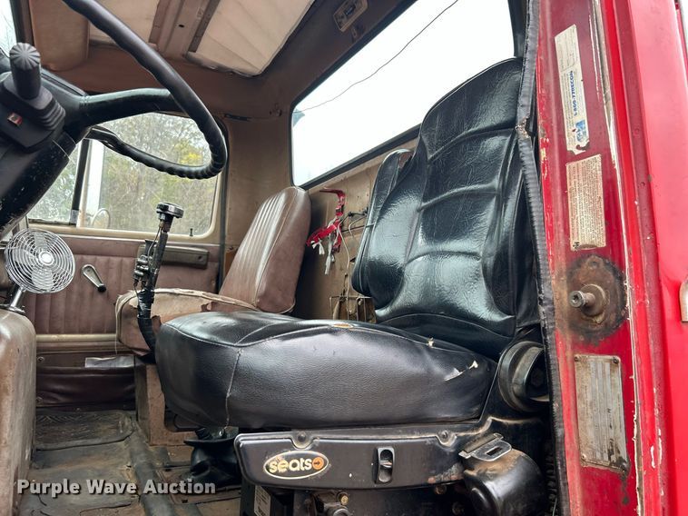 image for item DJ6389 1979 International F-2574  vacuum truck