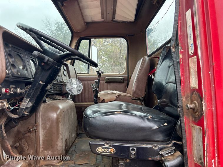 image for item DJ6389 1979 International F-2574  vacuum truck