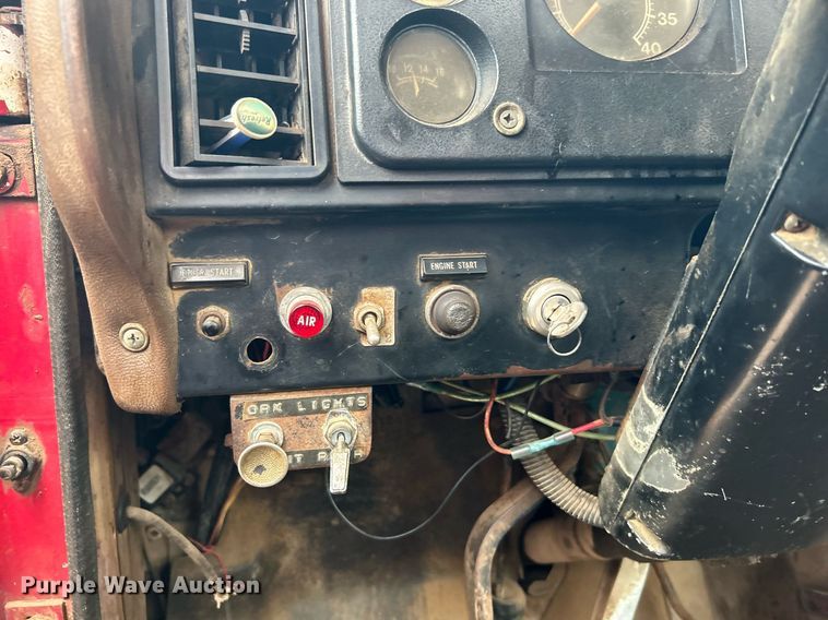 image for item DJ6389 1979 International F-2574  vacuum truck