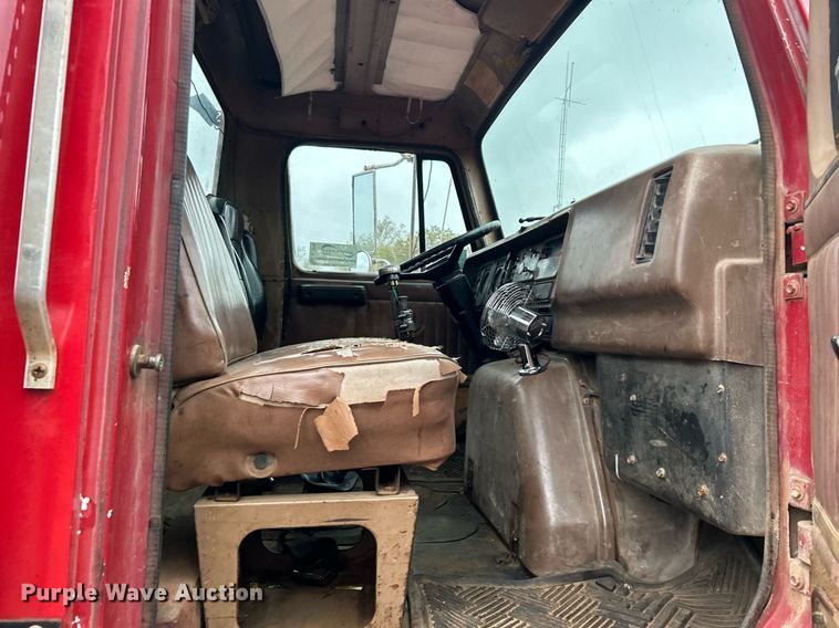 image for item DJ6389 1979 International F-2574  vacuum truck