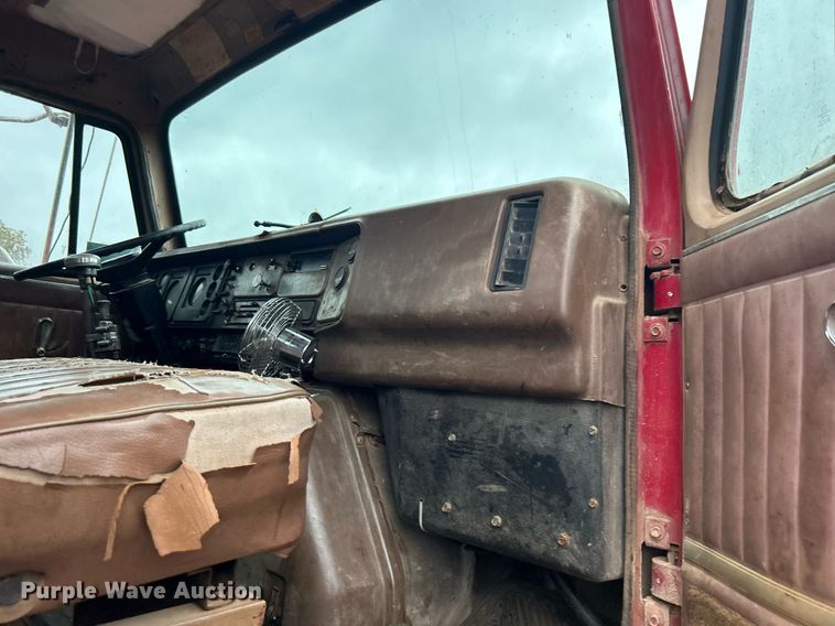 image for item DJ6389 1979 International F-2574  vacuum truck