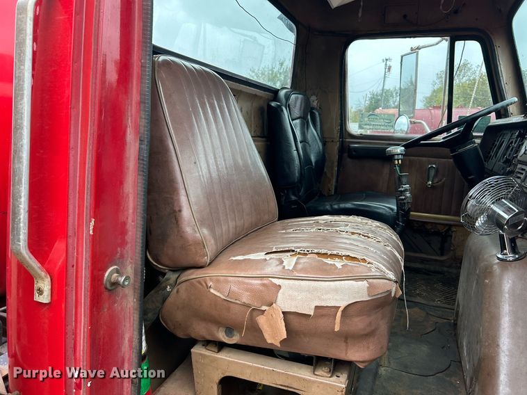 image for item DJ6389 1979 International F-2574  vacuum truck