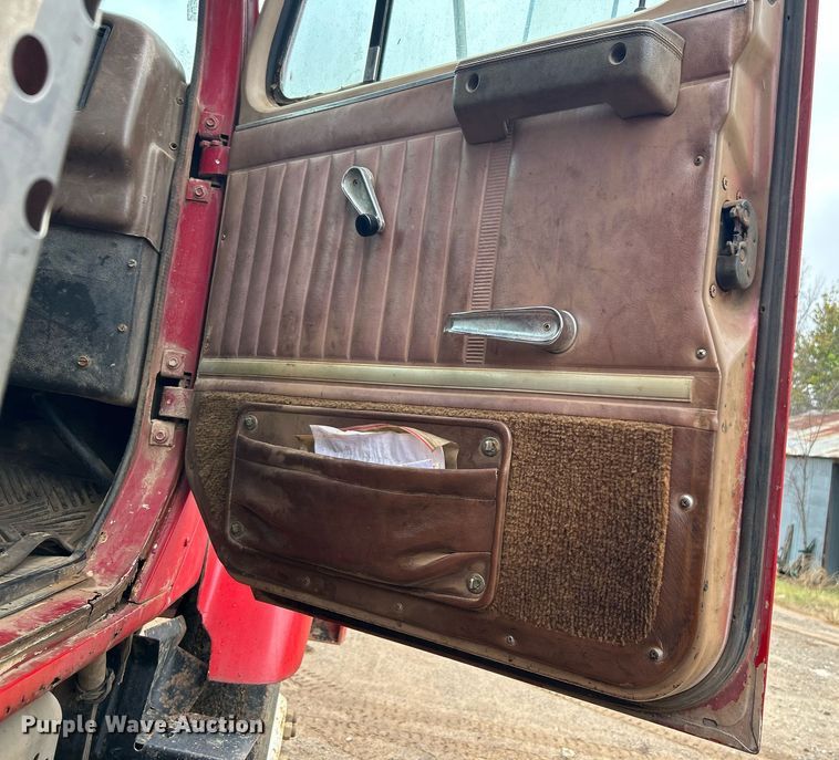 image for item DJ6389 1979 International F-2574  vacuum truck