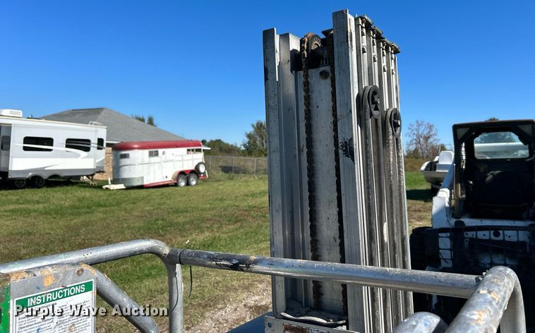 image for item DJ6443 2013 Genie GR-20  vertical lift