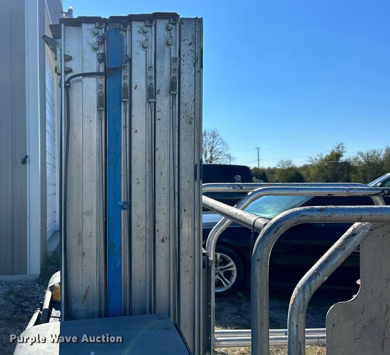 image for item DJ6443 2013 Genie GR-20  vertical lift