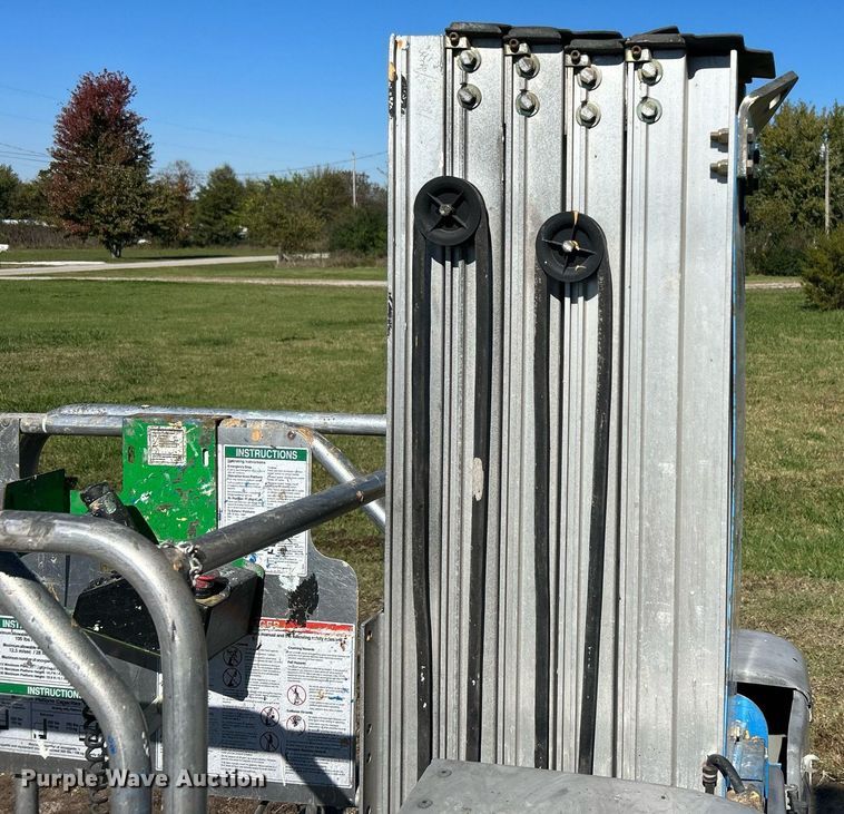 image for item DJ6443 2013 Genie GR-20  vertical lift