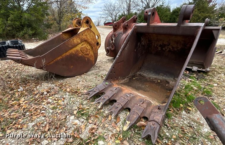 image for item DJ6472 (2) excavator buckets