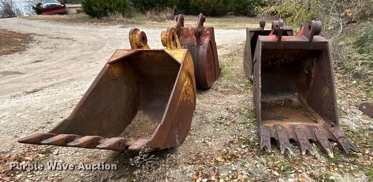 image for item DJ6472 (2) excavator buckets