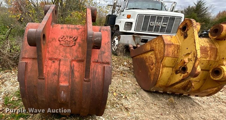 image for item DJ6472 (2) excavator buckets