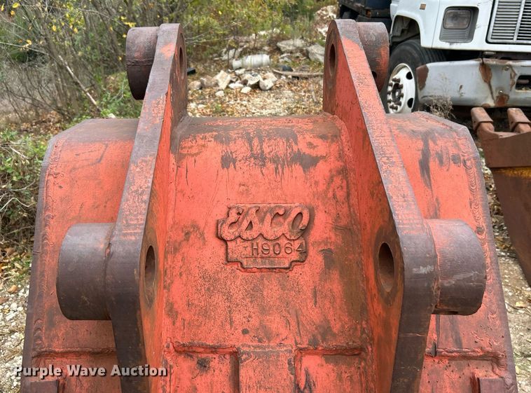 image for item DJ6472 (2) excavator buckets