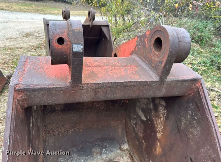 image for item DJ6472 (2) excavator buckets