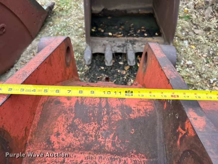 image for item DJ6472 (2) excavator buckets