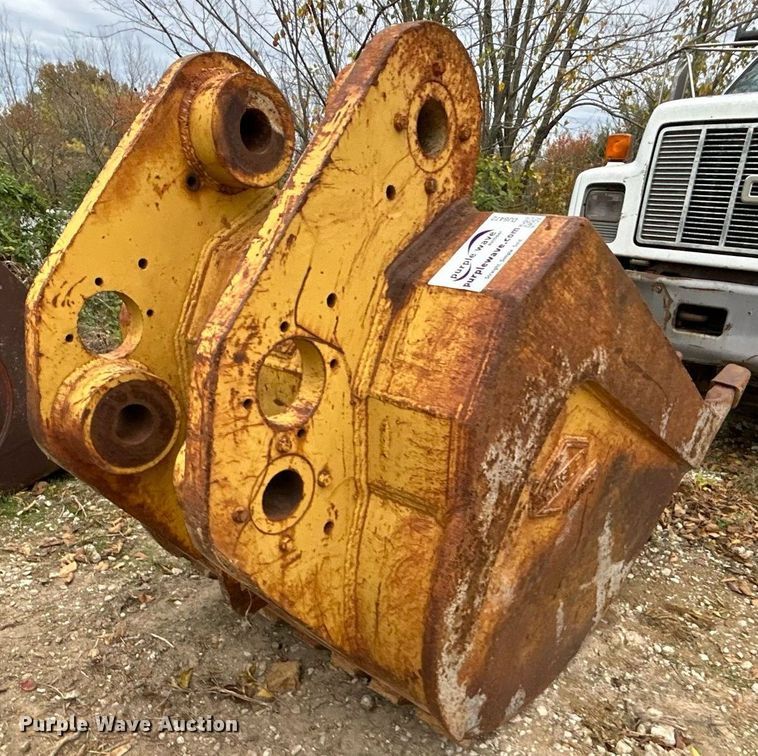 image for item DJ6472 (2) excavator buckets