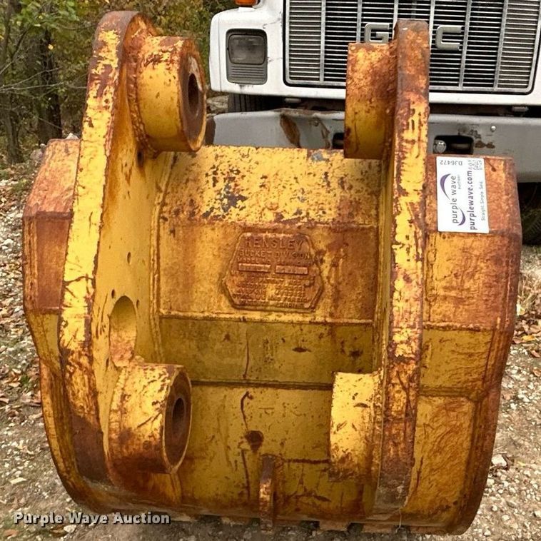 image for item DJ6472 (2) excavator buckets