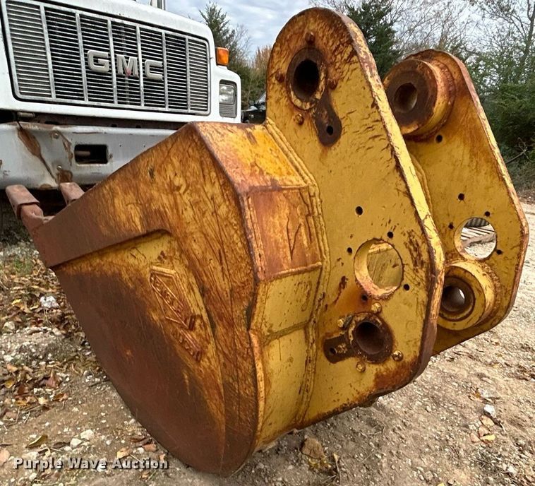 image for item DJ6472 (2) excavator buckets