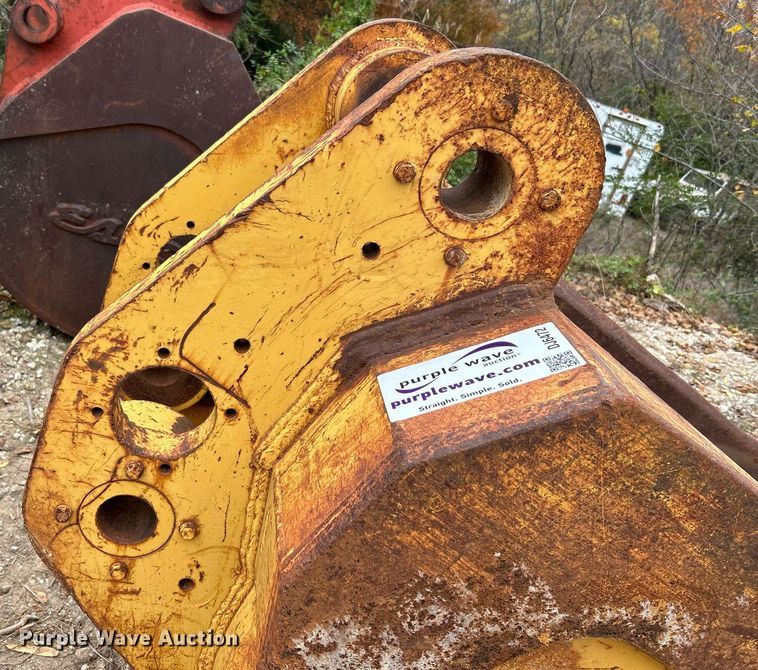 image for item DJ6472 (2) excavator buckets