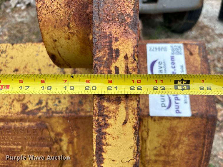 image for item DJ6472 (2) excavator buckets